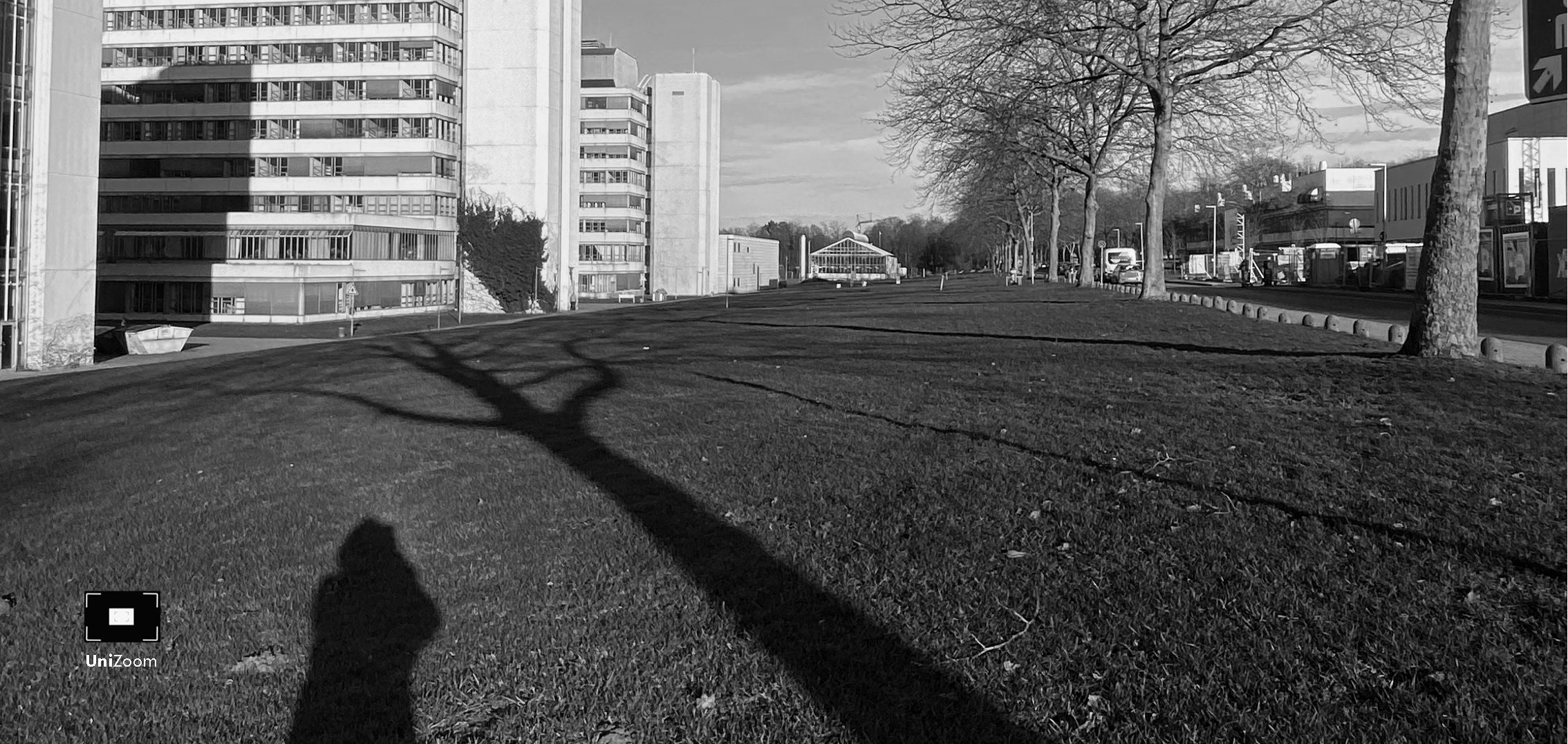 Schwarz-weiß-Foto vom Unigebäude und Wiese davor