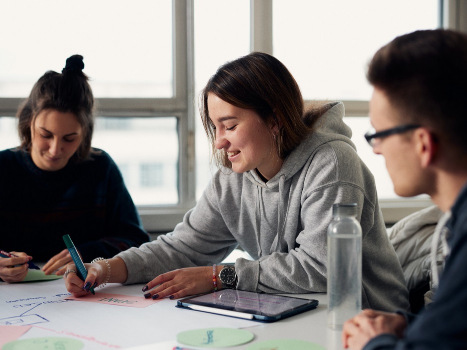 Studierende, die zusammen lernen