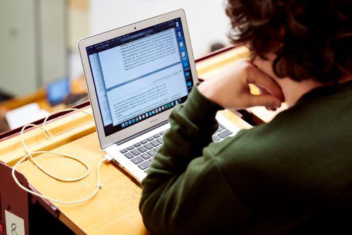 Blick ber die Schulter eines Studenten auf einen Laptop-Bildschirm. 