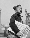 A newspaper boy sells the Chicago Defender, April 1942. Die Chicago Defender, begründet 1905 von dem Anwalt Robert S. Abbott, war eine der führenden Zeitungen, die sich für die Rechte der Afroamerikaner einsetzte'