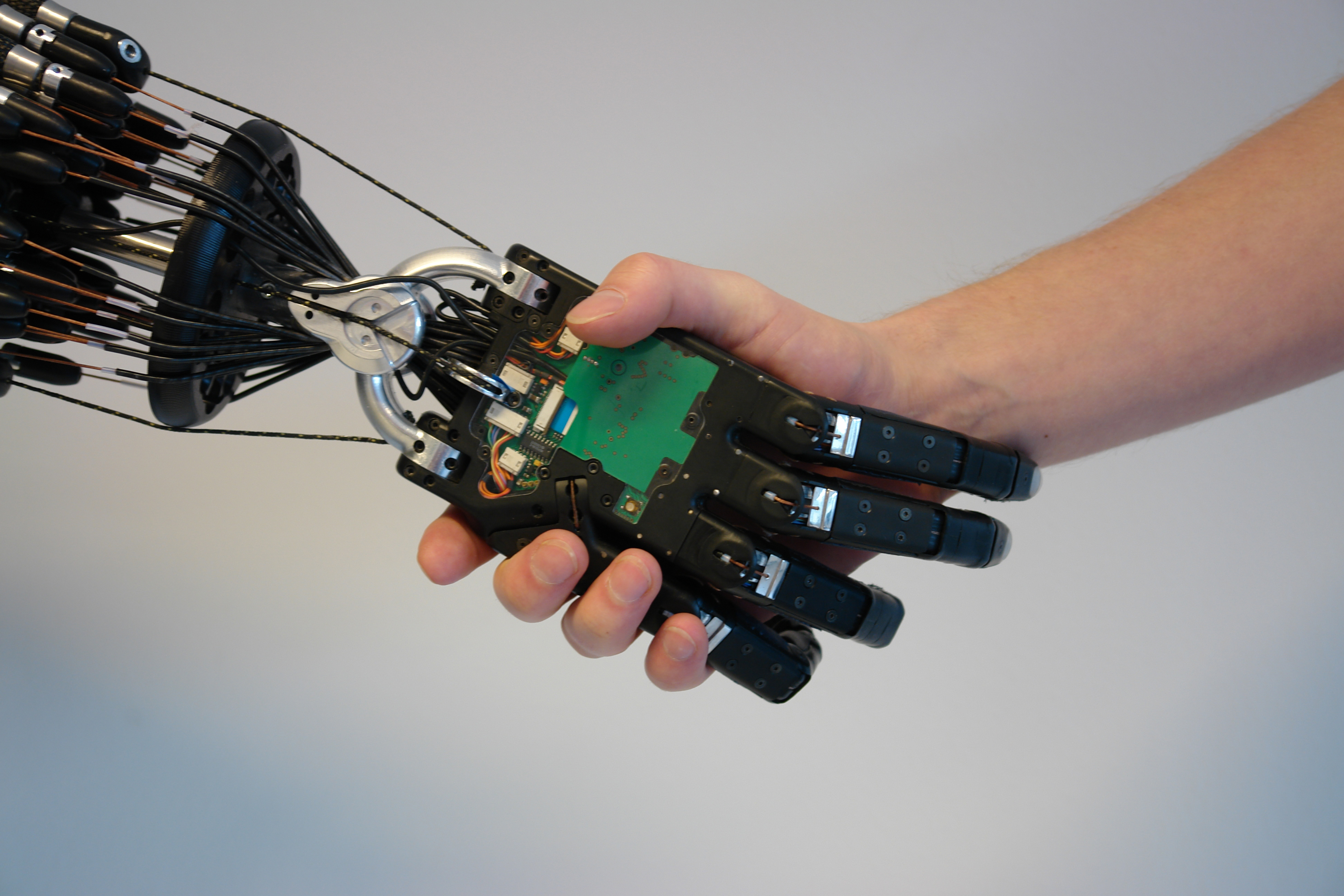 Roboter gibt Mensch die Hand