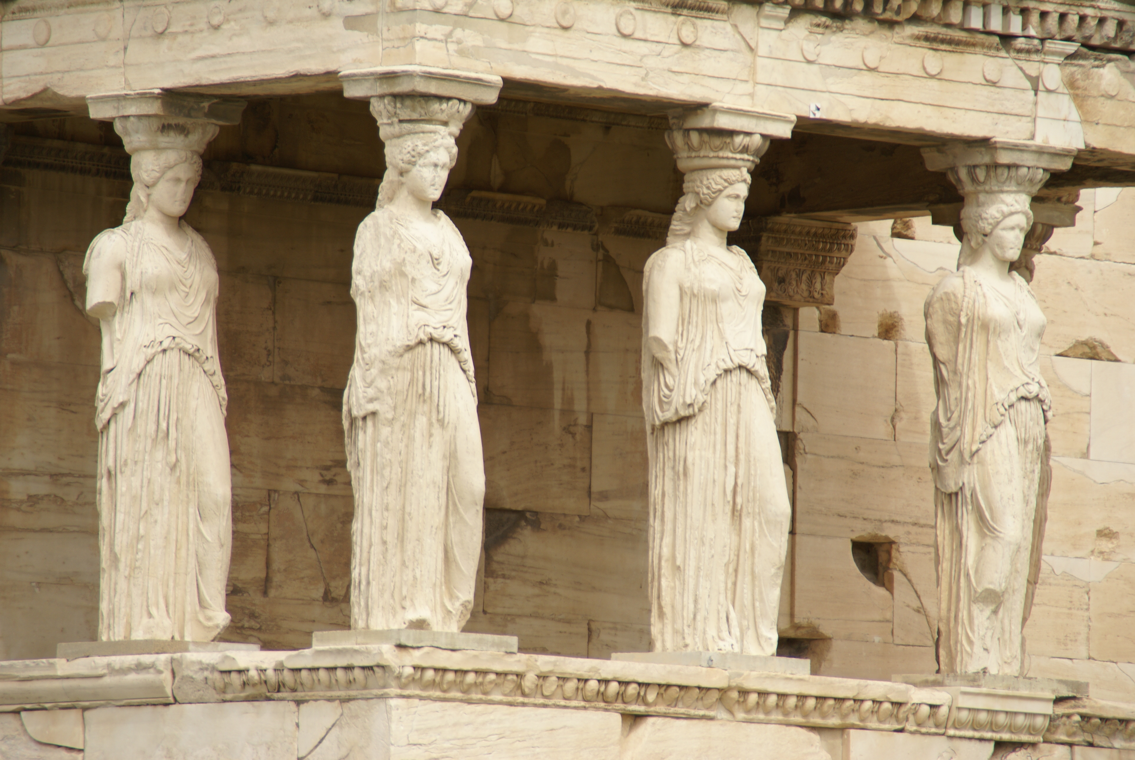 Nachgebildete, frauenförmige Statuen (Karyatiden) des Erechtheions [Foto: Neele Becker].