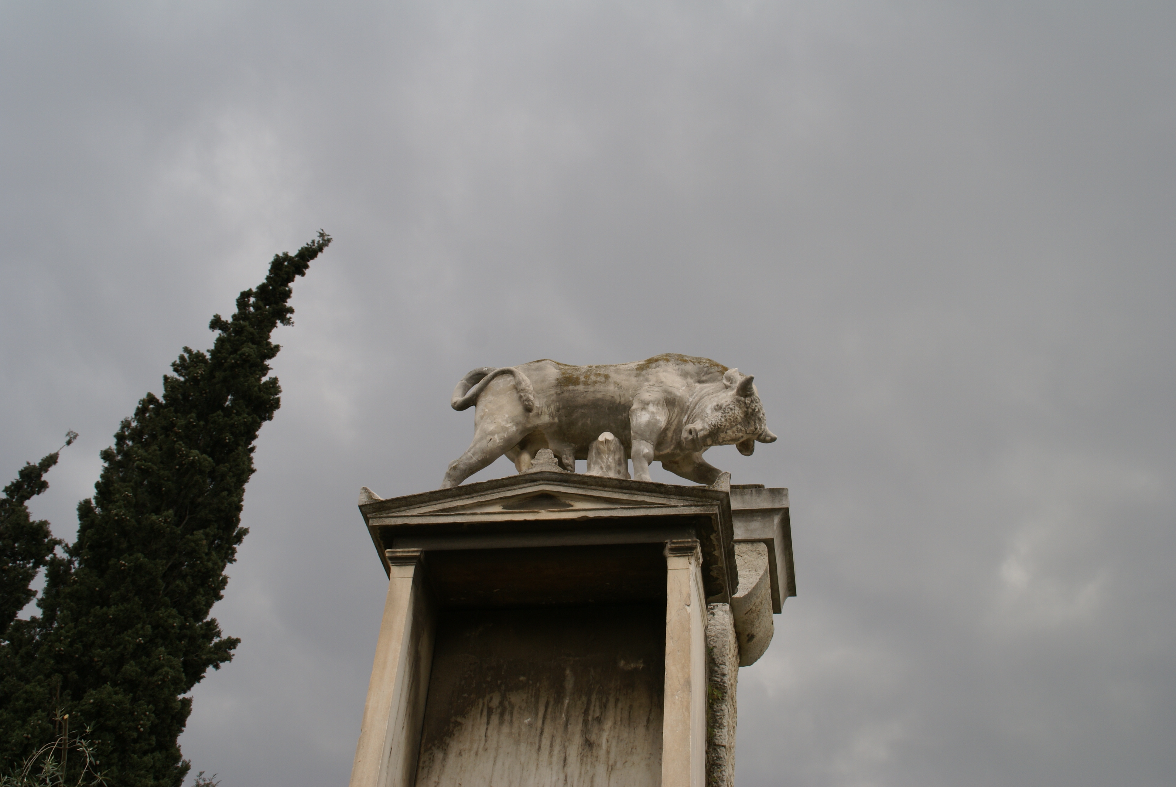 Stier im Grabbezirk des Dionysios von Kollytos im Kerameikos [Foto: Neele Becker].