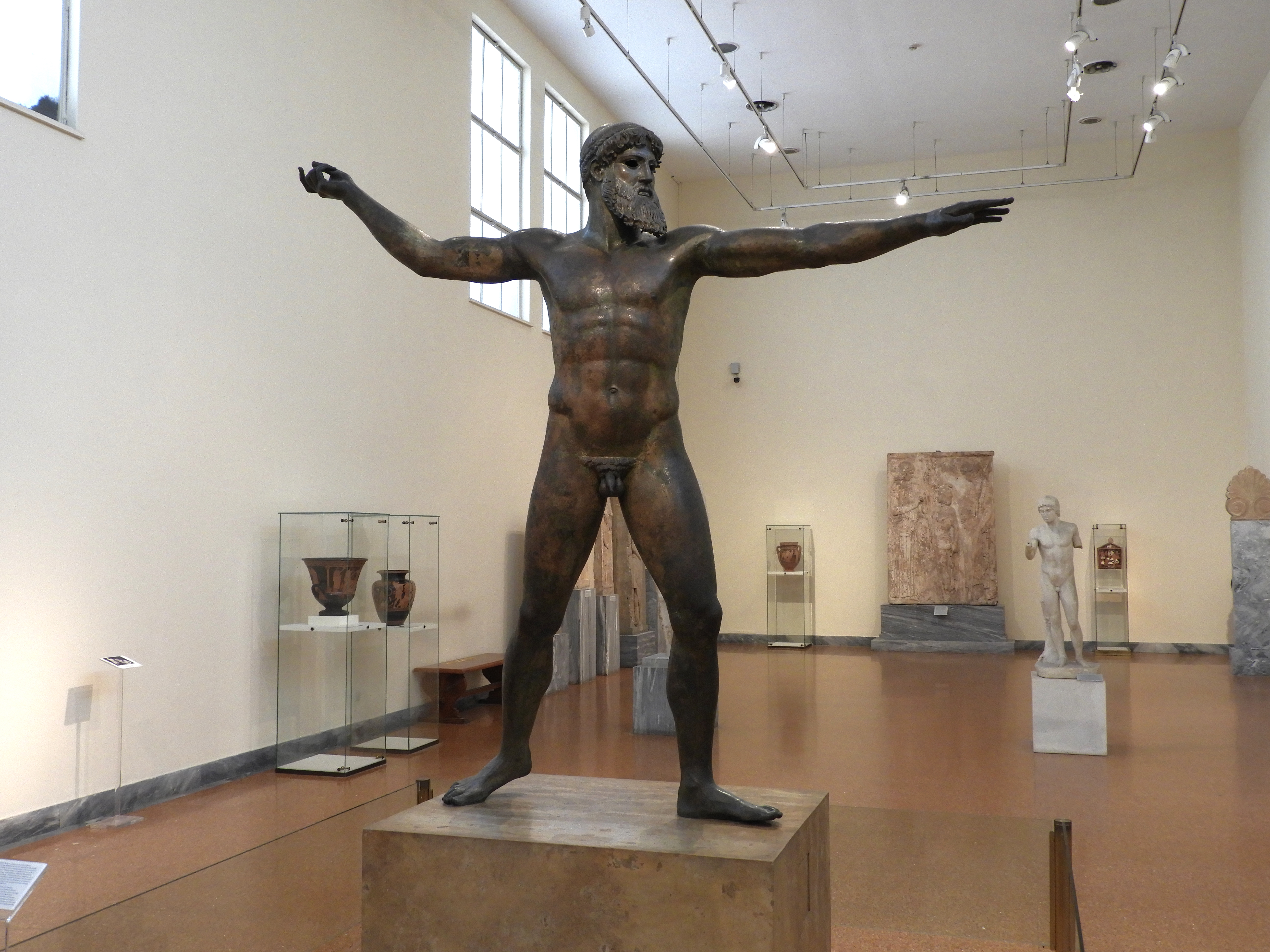 Je nachdem, ob diese Bronzestatue einen Blitz oder einen Dreizack in der Hand hält, handelt es sich dabei um Zeus oder Poseidon [Foto: Kevin Reese].
