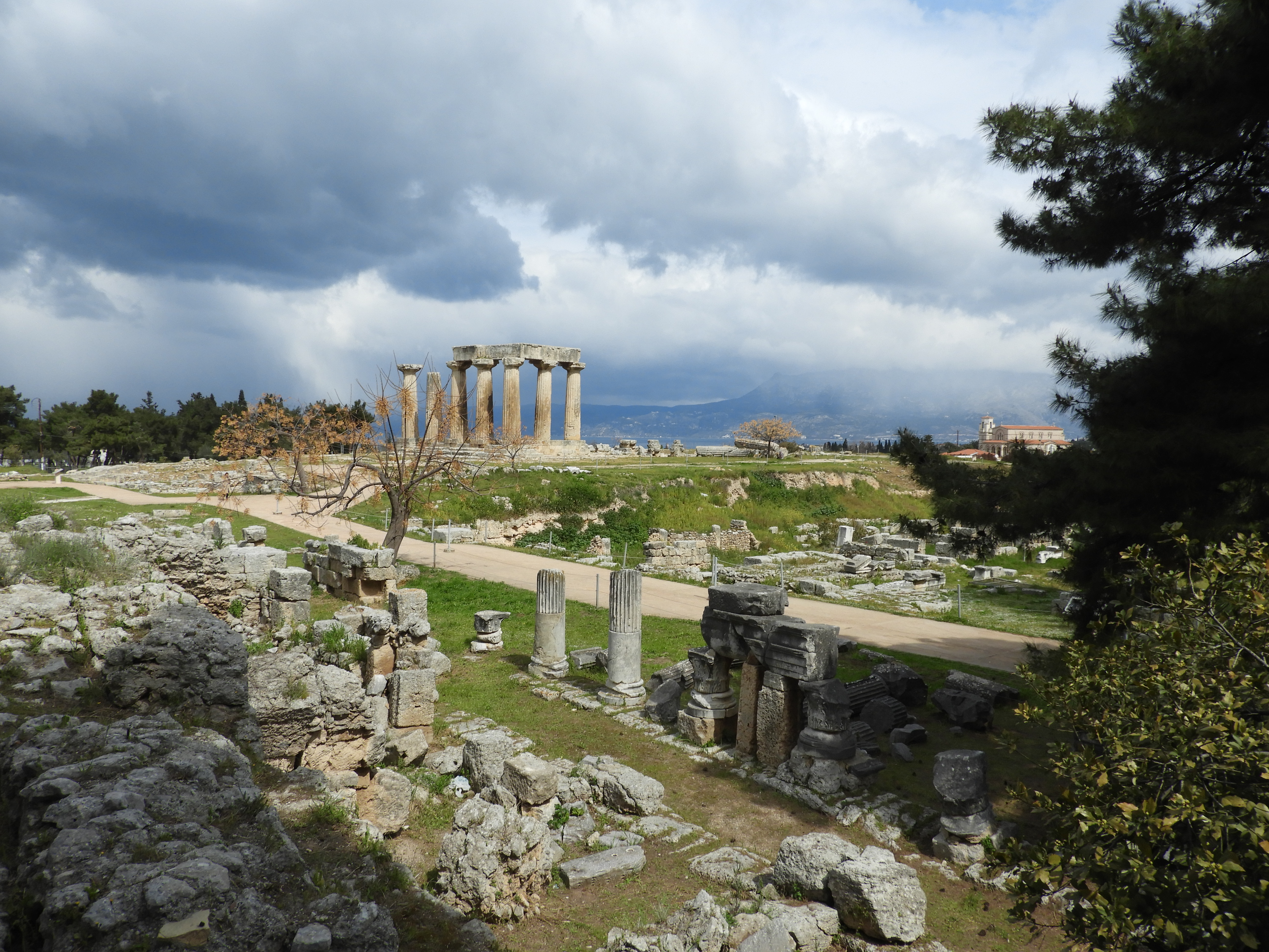 Der Apollon-Tempel in Korinth [Foto: Kevin Reese].