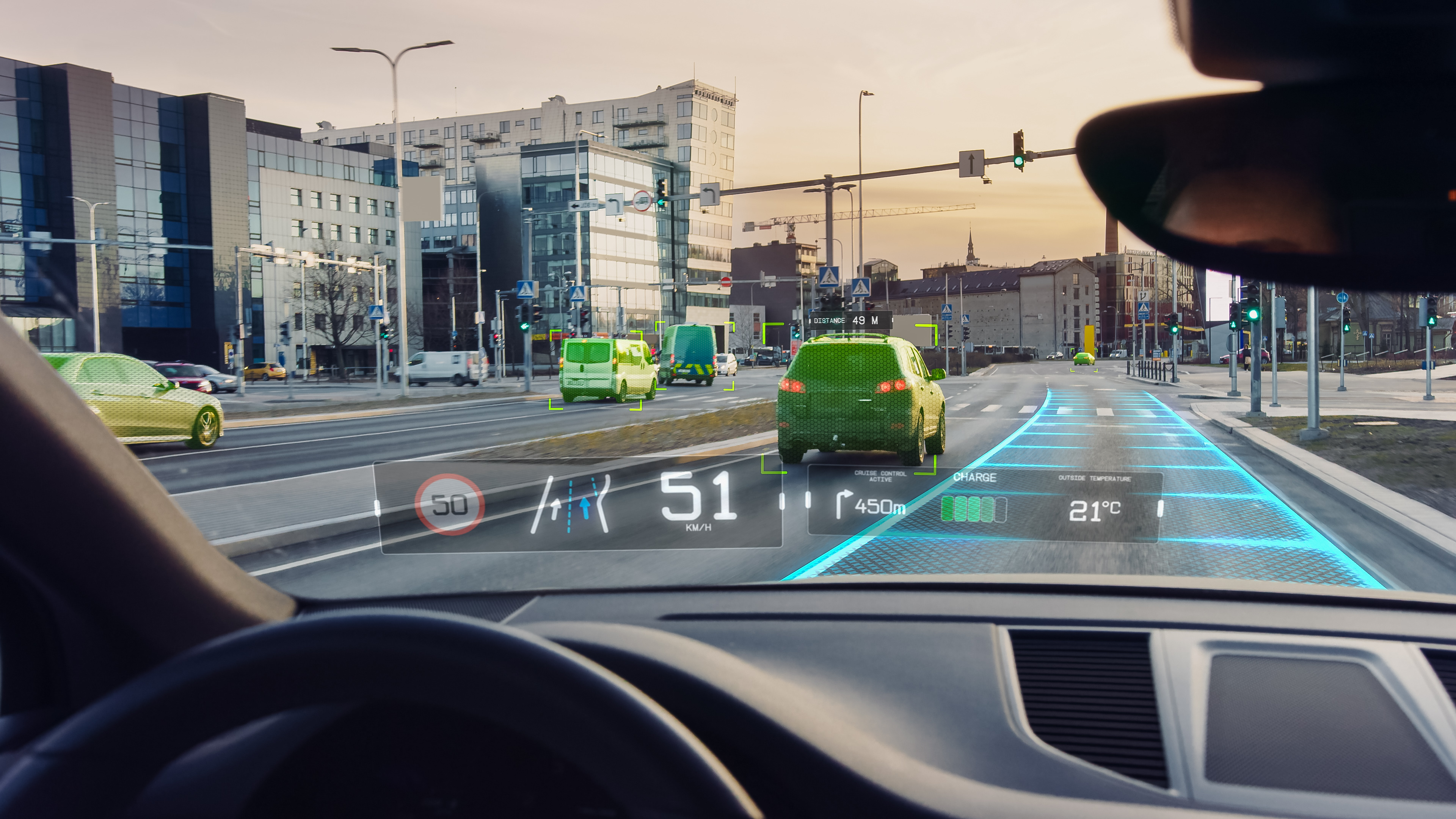 Futuristisches autonomes selbstfahrendes Auto, das sich durch die Stadt bewegt, Head-up-Display mit Infografiken: Geschwindigkeit, Entfernung, Navigation. Straßen-Scanning. Fahrersitz POV / First Person View FPV