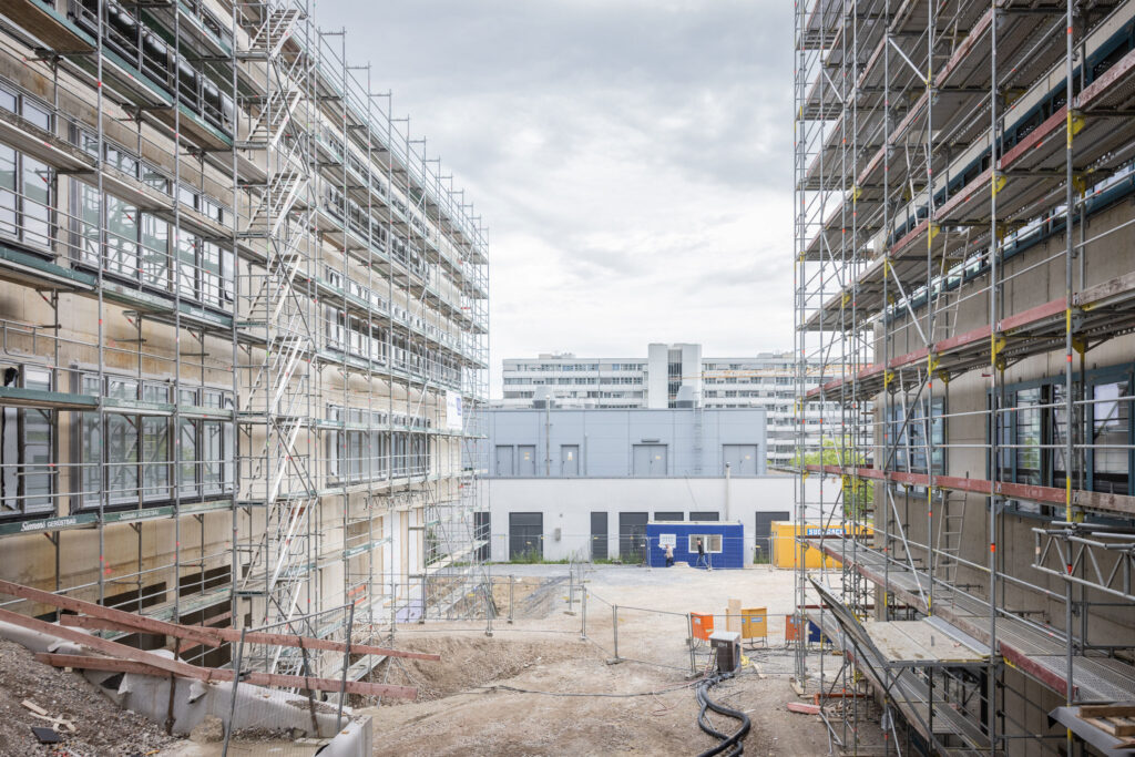 Eine neue Perspektive auf das Hauptgebäude auf dem Campus Süd zwischen den Häuserschluchten von R5 und R6