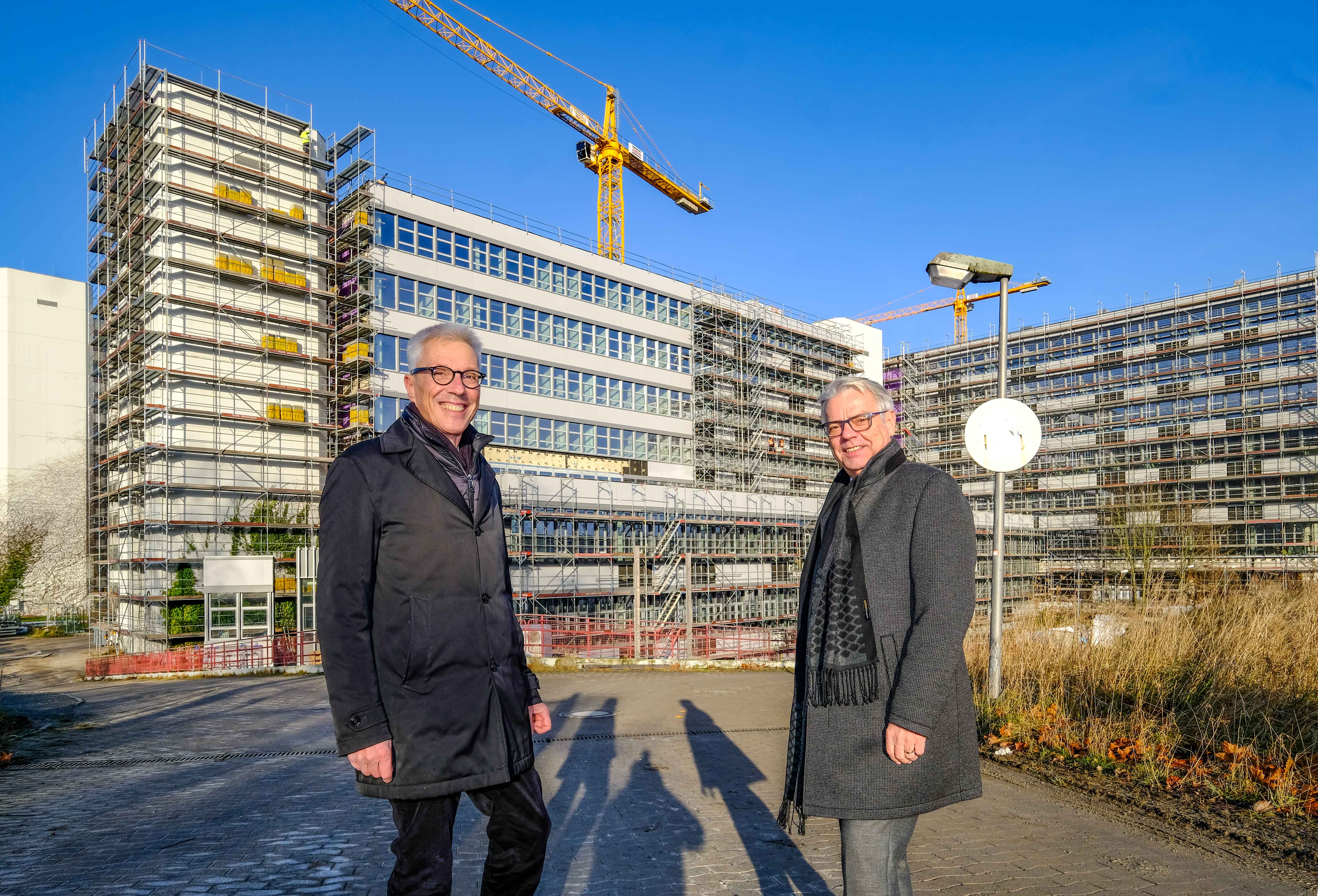  Uni-Kanzler Dr. Stephan Becker und BLB NRW-Niederlassungsleiter Wolfgang Feldmann vor dem Uni-Hauptgebäude.