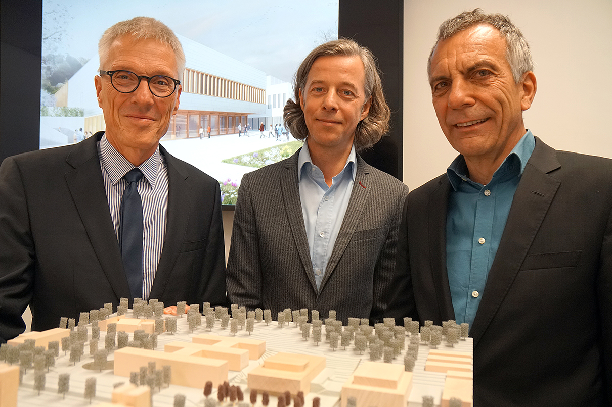Architekt, Kanzler und Rektor vor dem Modell des Gebäude Y